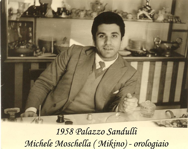 1958, l'orologiaio Moschella e il suo negozio _1.jpg